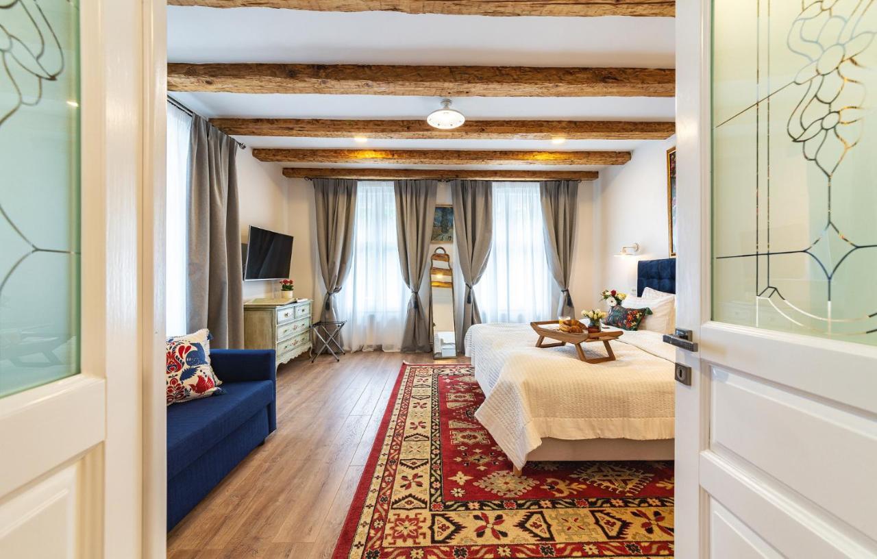 Nikolas Haus Brasov Luaran gambar