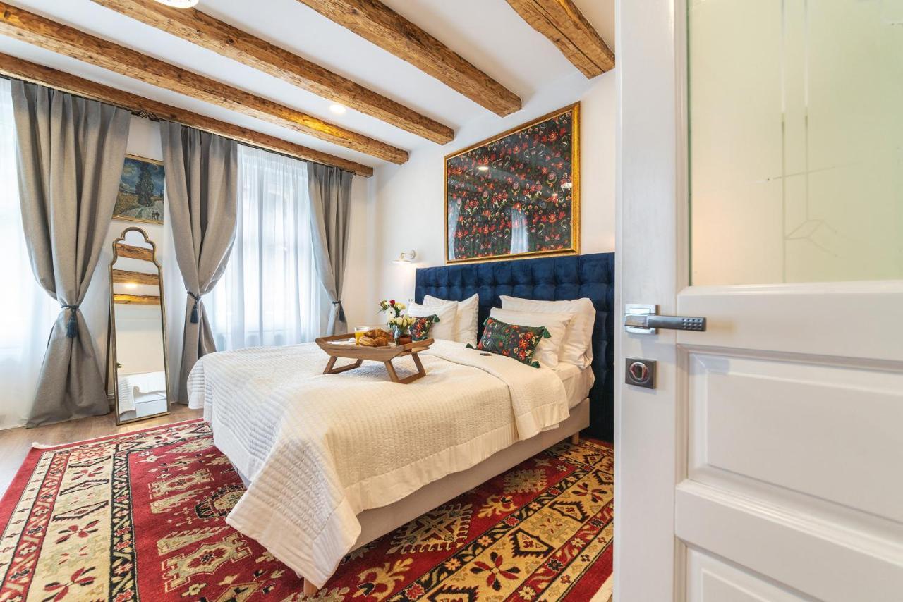 Nikolas Haus Brasov Luaran gambar